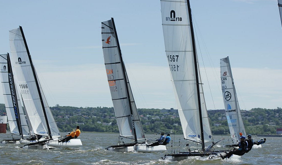 Photo montrant cinq catamarans sur l'eau lors d'un championnat