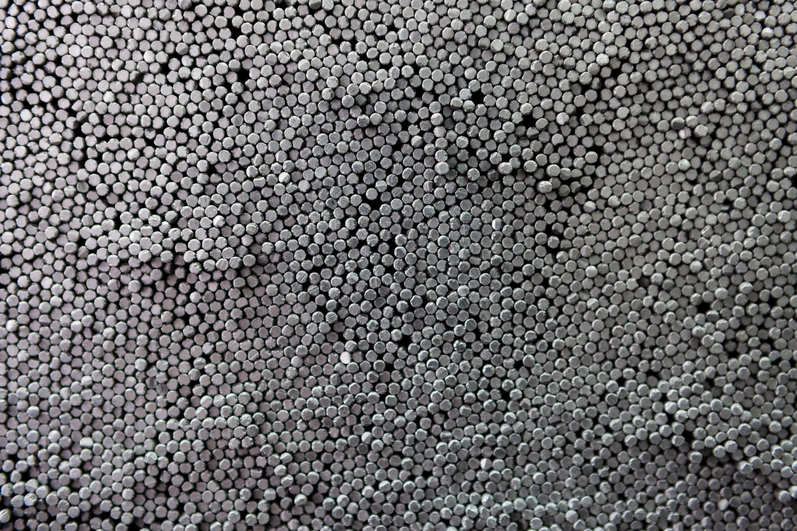 Vue de face de cylindres de graphite stockés